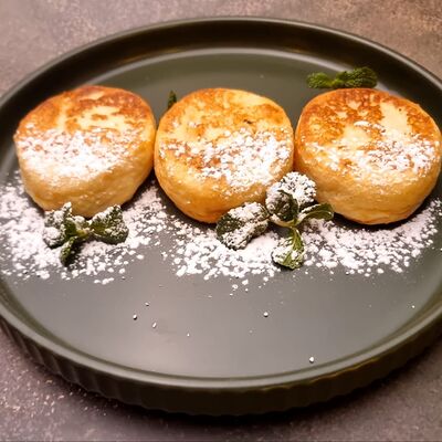 Сырники со сметаной в Мемфис кафе по цене 300 ₽