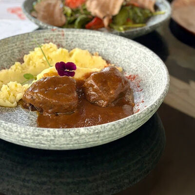 Телячьи щеки с картофельным пюрев Усадьба по цене 820 ₽