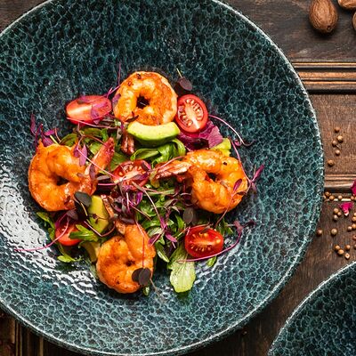 Салат с авокадо и тигровыми креветками в Бородашвили Старший по цене 955 ₽