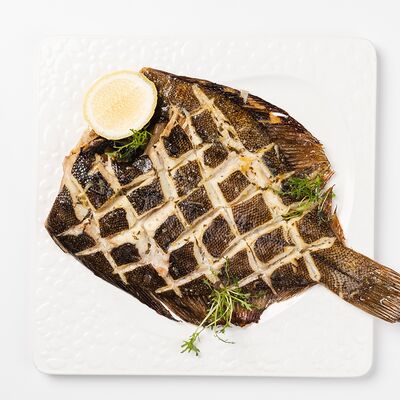 Запеченная камбала с ароматным маслом и травамив Омулевочная по цене 650 ₽